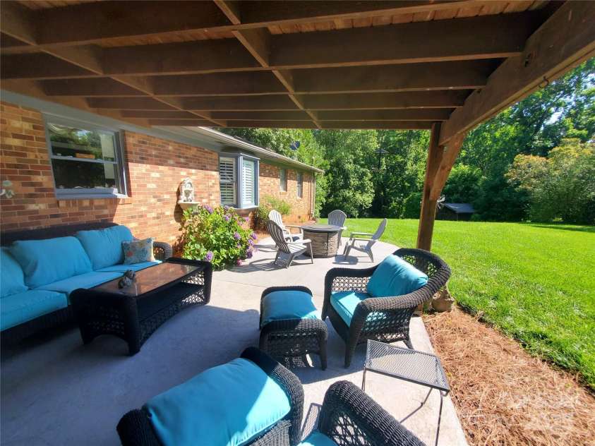 2104 Farmbrook Drive, Statesville, NC 28625.  MLS# CAR4269655, YatesRealty ID 2772. 