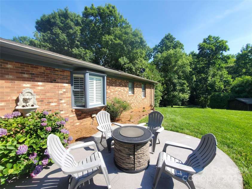 2104 Farmbrook Drive, Statesville, NC 28625.  MLS# CAR4269655, YatesRealty ID 2772. 