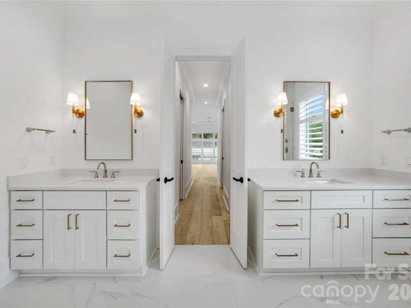 5042 Gilchrist Road, Charlotte, NC 28211.  MLS# CAR4389556, YatesRealty ID 27722. Primary Bathroom on Main for Representation