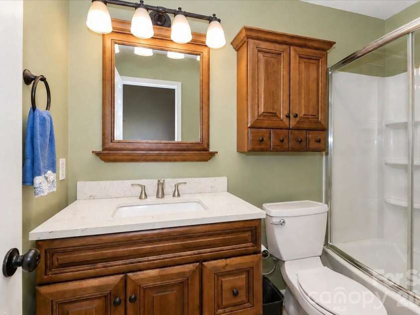 311 Deerfield Circle, Salisbury, NC 28147.  MLS# CAR4385691, YatesRealty ID 27728. Secondary Full Bathroom
