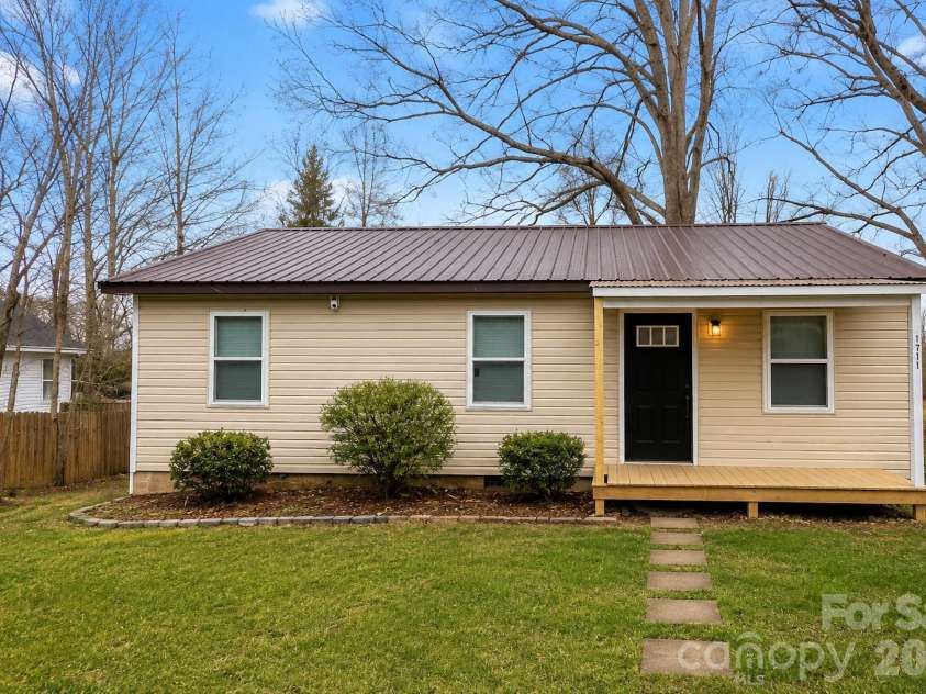 1711 Younger Avenue, Statesville, NC 28677.  MLS# CAR4384758, YatesRealty ID 27729. 