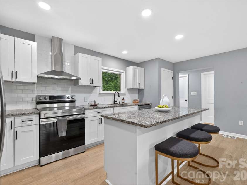 3541 Delgany Drive, Charlotte, NC 28215.  MLS# CAR4385935, YatesRealty ID 27730. 