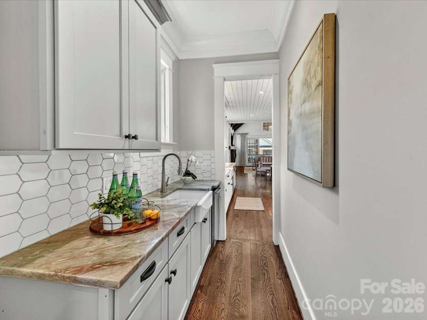 221 Anthony Circle, Charlotte, NC 28211.  MLS# CAR4389222, YatesRealty ID 27733. 
