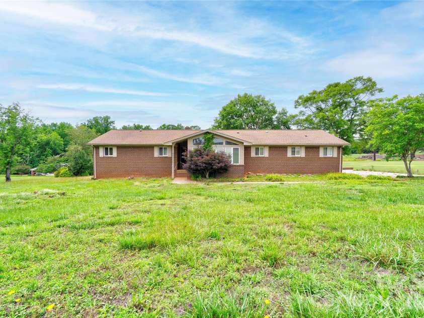 3016 Longwood Drive, Shelby, NC 28152.  MLS# CAR4389527, YatesRealty ID 27735. 