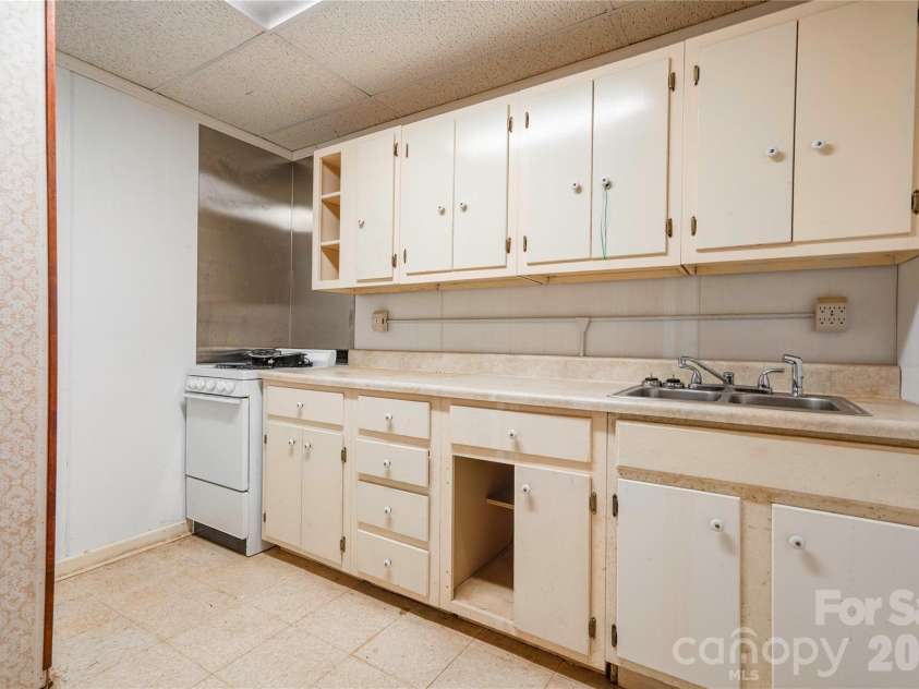 3016 Longwood Drive, Shelby, NC 28152.  MLS# CAR4389527, YatesRealty ID 27735.  Basement