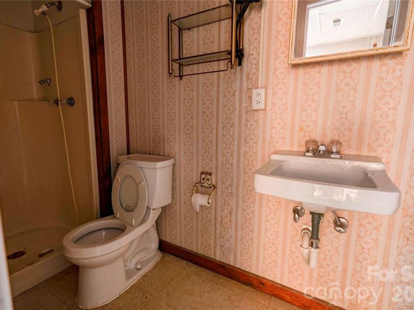 3016 Longwood Drive, Shelby, NC 28152.  MLS# CAR4389527, YatesRealty ID 27735.  Basement 