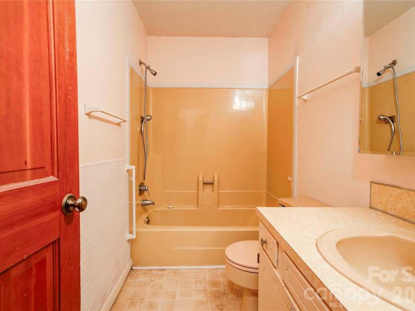 3016 Longwood Drive, Shelby, NC 28152.  MLS# CAR4389527, YatesRealty ID 27735. Bathroom 2