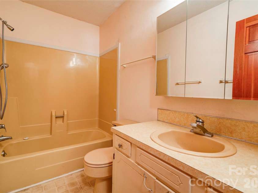 3016 Longwood Drive, Shelby, NC 28152.  MLS# CAR4389527, YatesRealty ID 27735. Bathroom 2