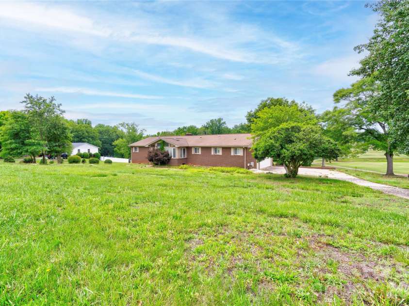 3016 Longwood Drive, Shelby, NC 28152.  MLS# CAR4389527, YatesRealty ID 27735. Front