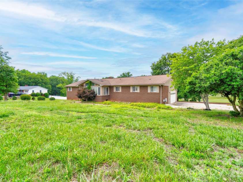 3016 Longwood Drive, Shelby, NC 28152.  MLS# CAR4389527, YatesRealty ID 27735. Front