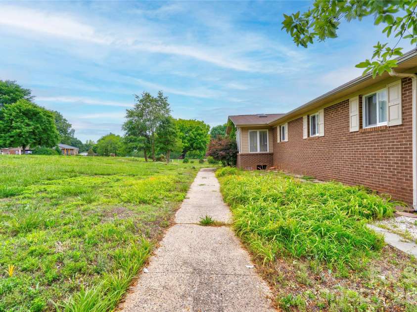 3016 Longwood Drive, Shelby, NC 28152.  MLS# CAR4389527, YatesRealty ID 27735. Front Walk