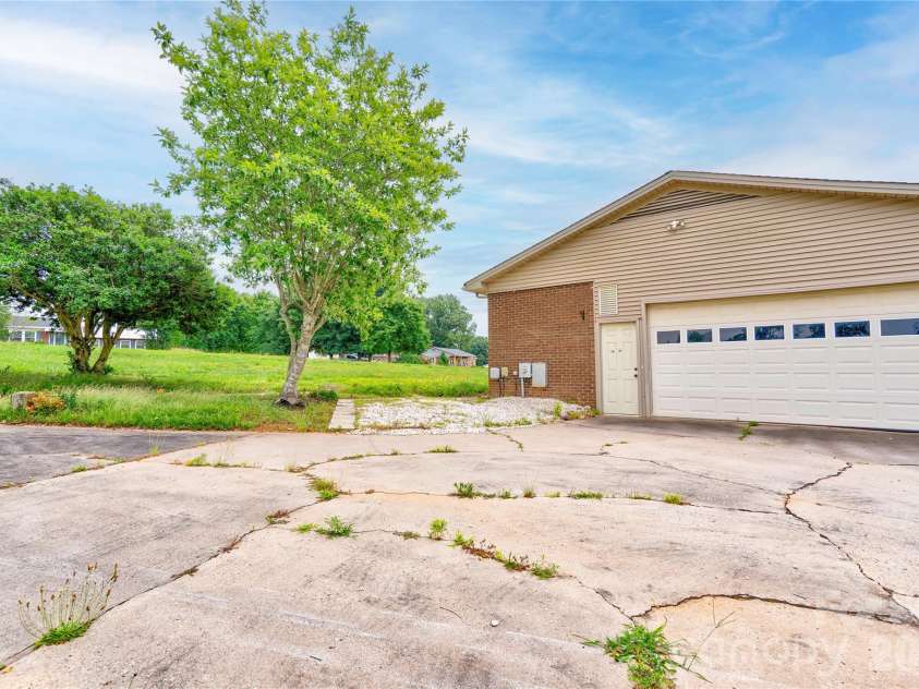 3016 Longwood Drive, Shelby, NC 28152.  MLS# CAR4389527, YatesRealty ID 27735. Garage