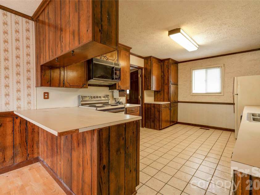 3016 Longwood Drive, Shelby, NC 28152.  MLS# CAR4389527, YatesRealty ID 27735. Kitchen