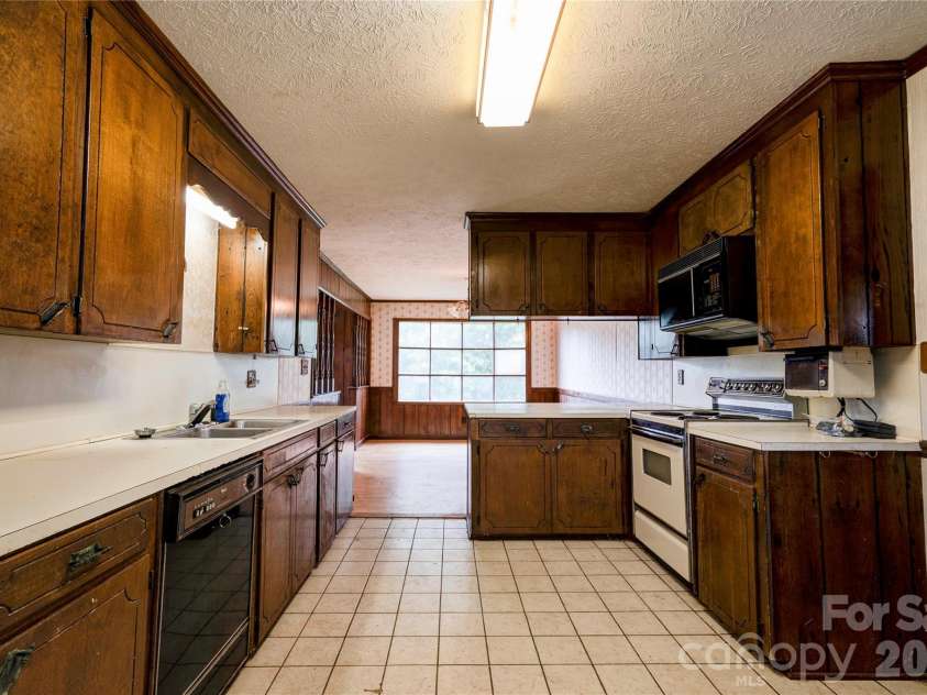 3016 Longwood Drive, Shelby, NC 28152.  MLS# CAR4389527, YatesRealty ID 27735. Kitchen