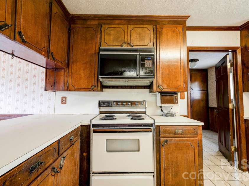 3016 Longwood Drive, Shelby, NC 28152.  MLS# CAR4389527, YatesRealty ID 27735. Kitchen