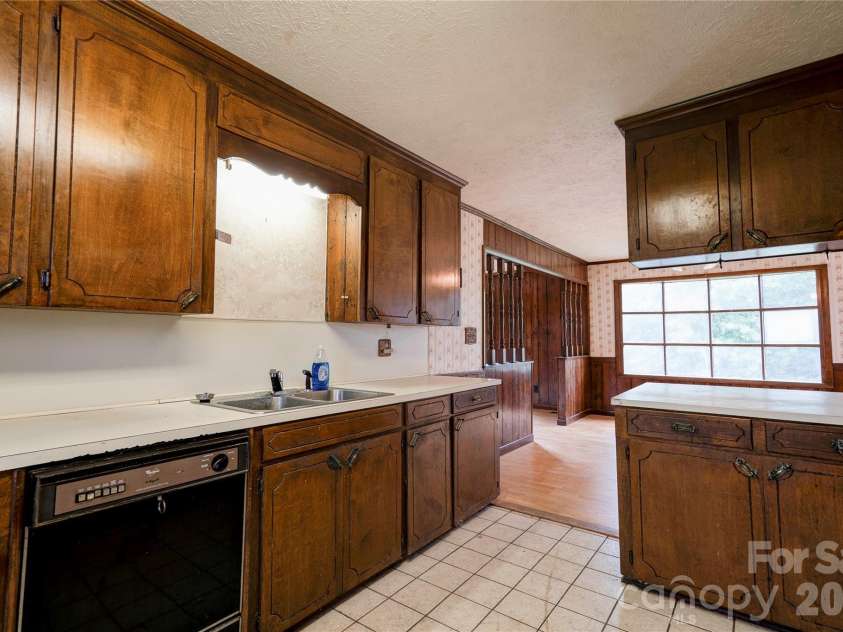 3016 Longwood Drive, Shelby, NC 28152.  MLS# CAR4389527, YatesRealty ID 27735. Kitchen