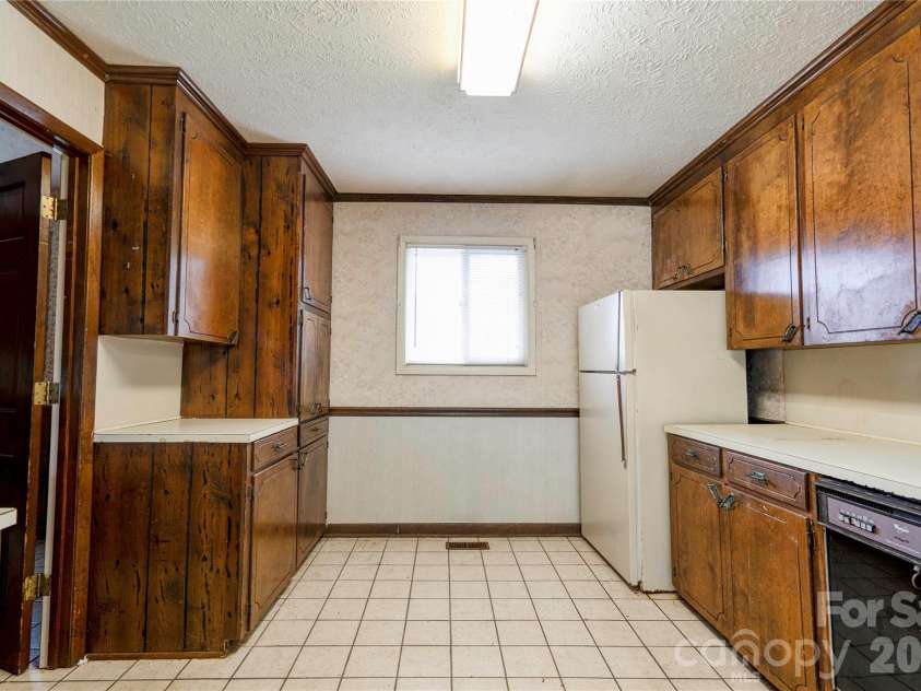 3016 Longwood Drive, Shelby, NC 28152.  MLS# CAR4389527, YatesRealty ID 27735. Kitchen