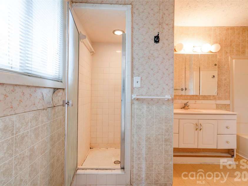 3016 Longwood Drive, Shelby, NC 28152.  MLS# CAR4389527, YatesRealty ID 27735. Primary Bathroom