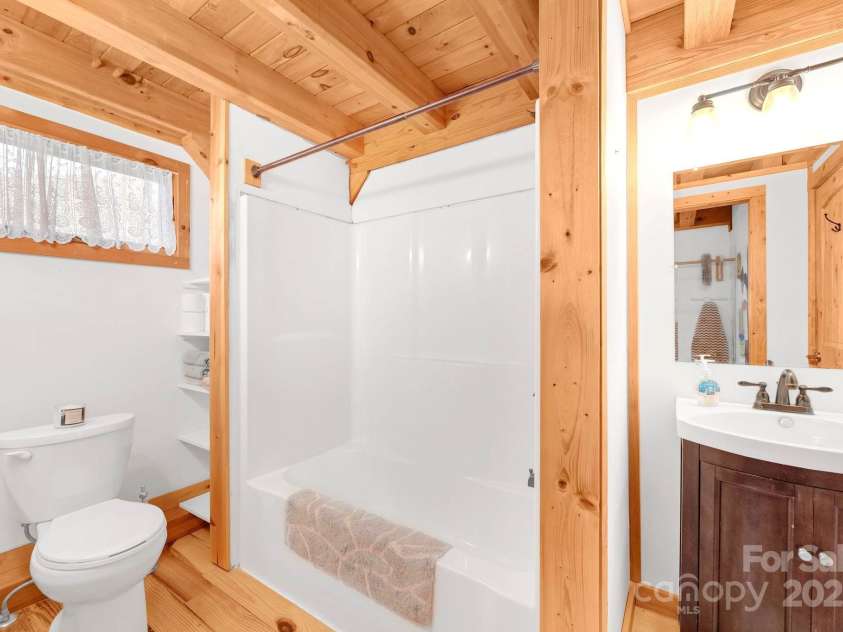 35 Great Aspen Way, Black Mountain, NC 28711.  MLS# CAR4243121, YatesRealty ID 27735. Bathroom 2