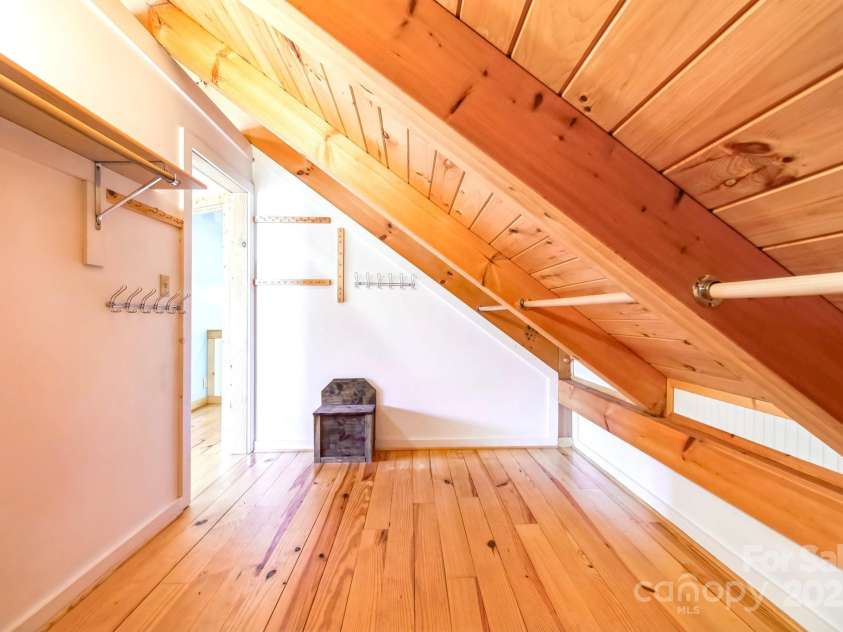 35 Great Aspen Way, Black Mountain, NC 28711.  MLS# CAR4243121, YatesRealty ID 27735. Great Walk In Closet