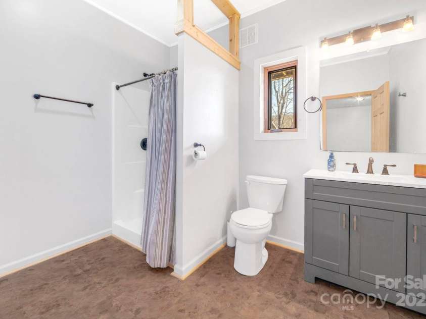 35 Great Aspen Way, Black Mountain, NC 28711.  MLS# CAR4243121, YatesRealty ID 27735. Large Bathroom w/ Easy Shower