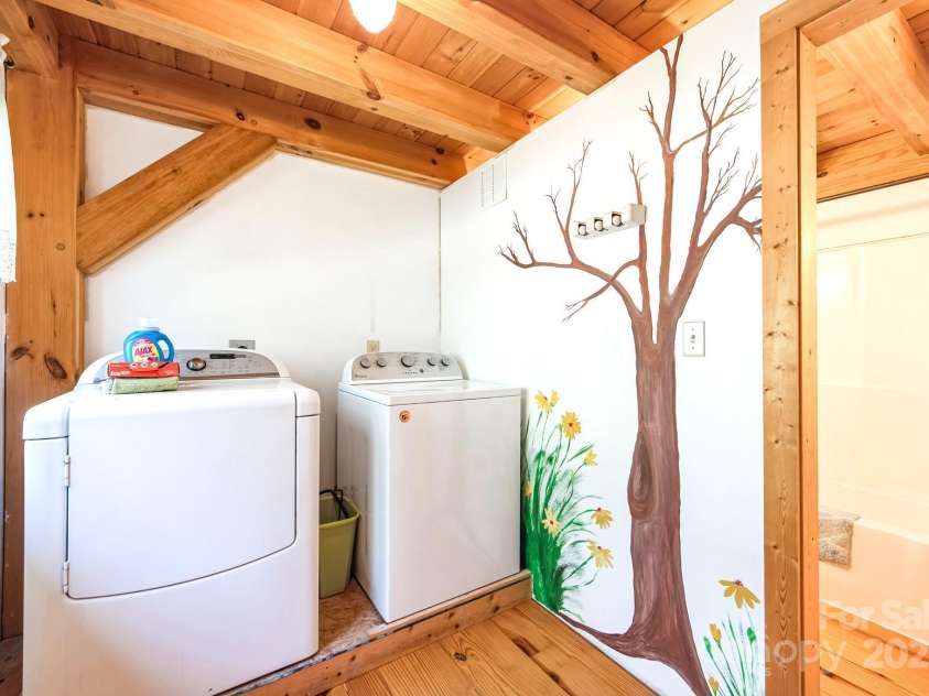 35 Great Aspen Way, Black Mountain, NC 28711.  MLS# CAR4243121, YatesRealty ID 27735. Laundry Room with Natural Light