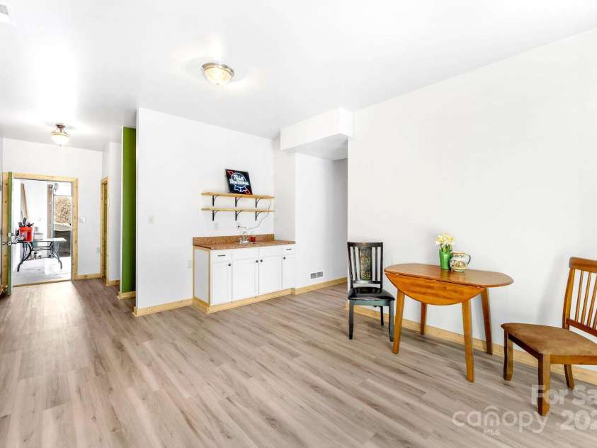 35 Great Aspen Way, Black Mountain, NC 28711.  MLS# CAR4243121, YatesRealty ID 27735. Suite with Wet Bar