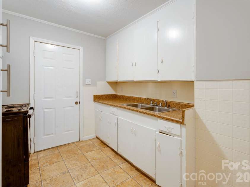 1813 Younger Avenue, Statesville, NC 28677.  MLS# CAR4384738, YatesRealty ID 27736. 