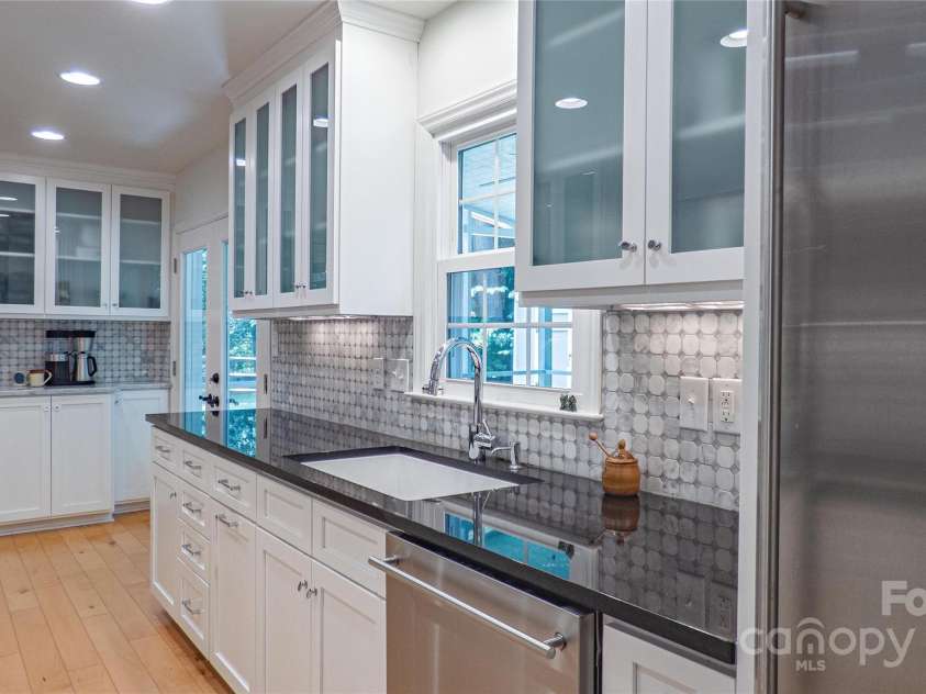 3008 Heathcroft Court, Charlotte, NC 28269.  MLS# CAR4269502, YatesRealty ID 27736. Kitchen