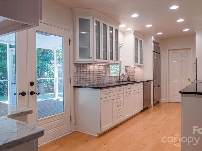 3008 Heathcroft Court, Charlotte, NC 28269.  MLS# CAR4269502, YatesRealty ID 27736. Kitchen