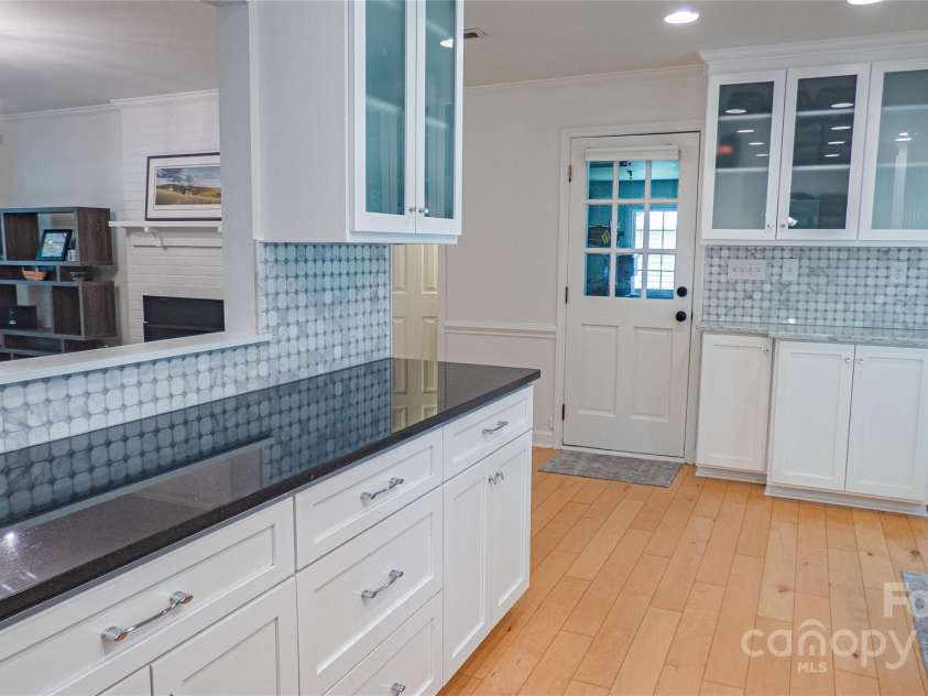 3008 Heathcroft Court, Charlotte, NC 28269.  MLS# CAR4269502, YatesRealty ID 27736. Kitchen