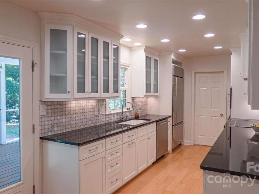 3008 Heathcroft Court, Charlotte, NC 28269.  MLS# CAR4269502, YatesRealty ID 27736. Kitchen
