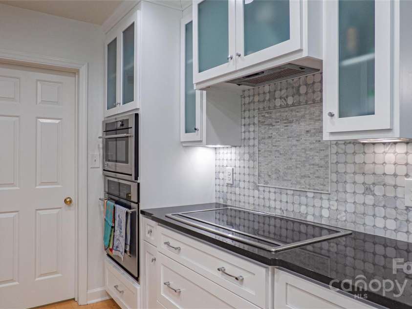 3008 Heathcroft Court, Charlotte, NC 28269.  MLS# CAR4269502, YatesRealty ID 27736. Kitchen