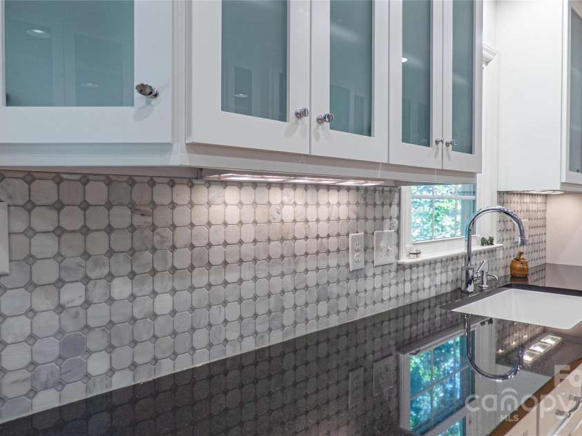 3008 Heathcroft Court, Charlotte, NC 28269.  MLS# CAR4269502, YatesRealty ID 27736. Kitchen