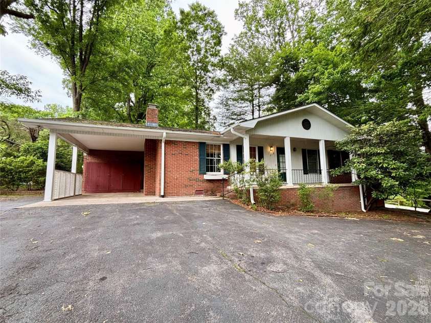 515 Lake Drive, Hendersonville, NC 28739.  MLS# CAR4389770, YatesRealty ID 27737. 