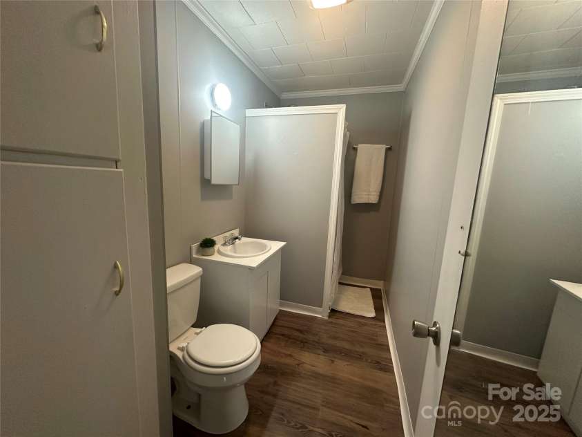 60 White Oaks Drive, Taylorsville, NC 28681.  MLS# CAR4273821, YatesRealty ID 27738. Bathroom