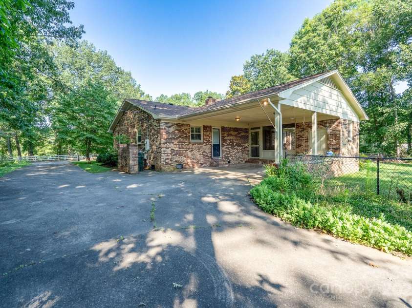 402 Scotland Drive, Kings Mountain, NC 28086.  MLS# CAR4273968, YatesRealty ID 27739. 