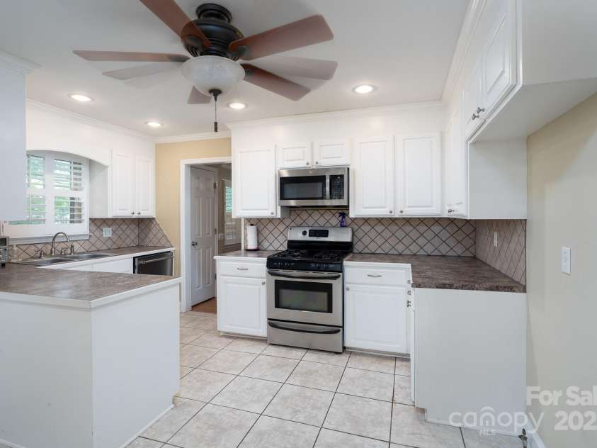 402 Scotland Drive, Kings Mountain, NC 28086.  MLS# CAR4273968, YatesRealty ID 27739. 