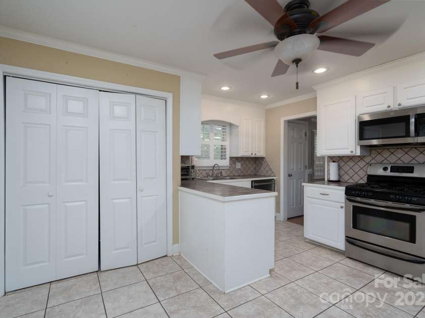 402 Scotland Drive, Kings Mountain, NC 28086.  MLS# CAR4273968, YatesRealty ID 27739. 