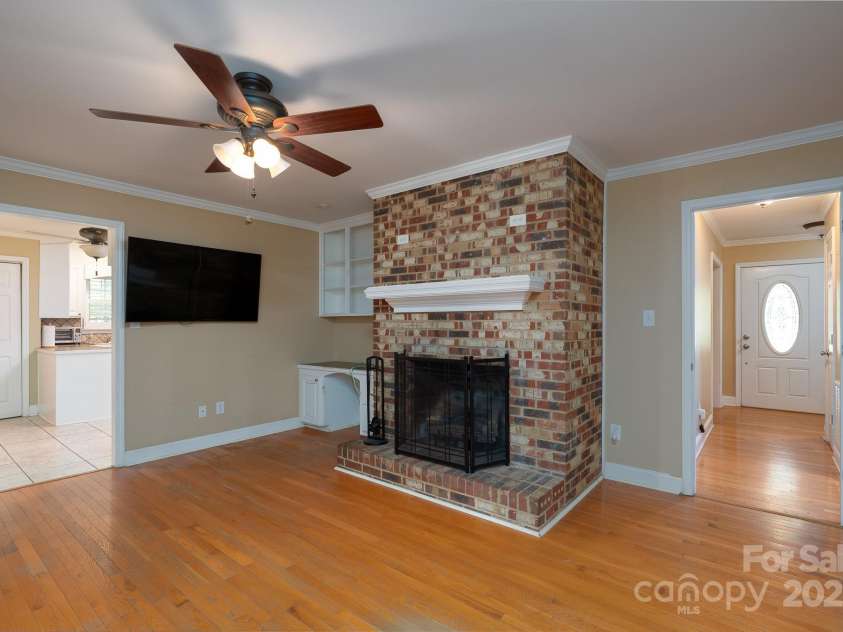 402 Scotland Drive, Kings Mountain, NC 28086.  MLS# CAR4273968, YatesRealty ID 27739. 