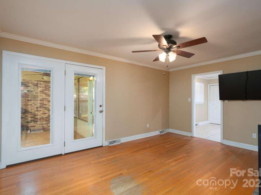 402 Scotland Drive, Kings Mountain, NC 28086.  MLS# CAR4273968, YatesRealty ID 27739. 