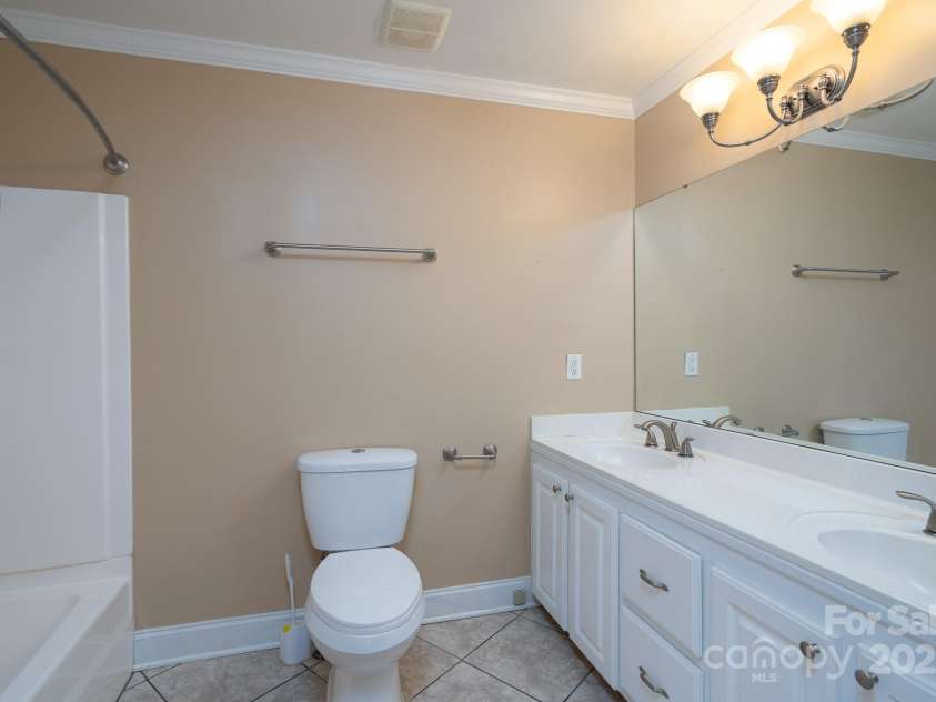 402 Scotland Drive, Kings Mountain, NC 28086.  MLS# CAR4273968, YatesRealty ID 27739. 