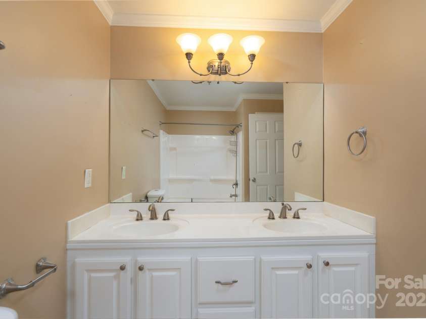 402 Scotland Drive, Kings Mountain, NC 28086.  MLS# CAR4273968, YatesRealty ID 27739. 