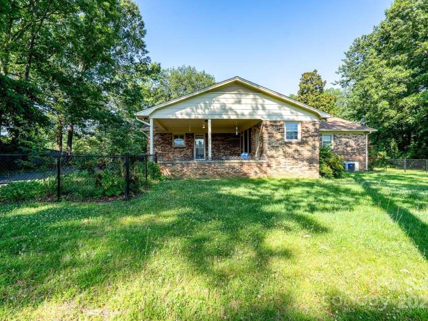 402 Scotland Drive, Kings Mountain, NC 28086.  MLS# CAR4273968, YatesRealty ID 27739. 