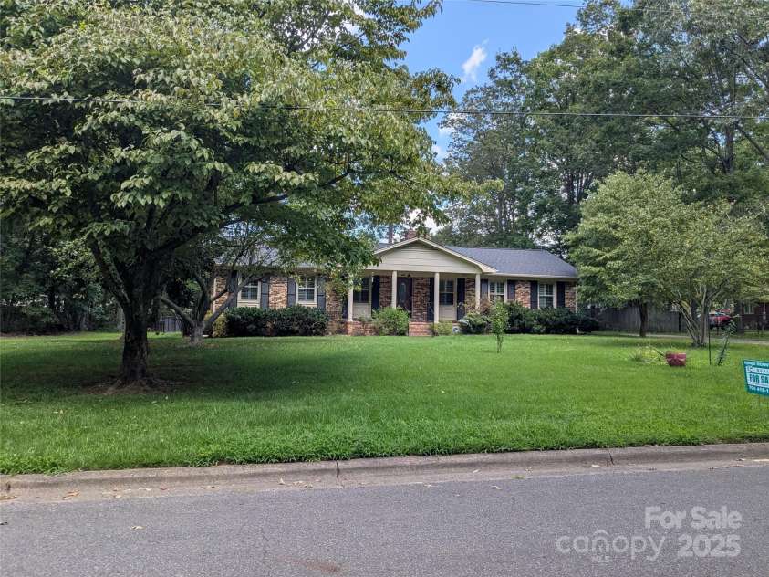 402 Scotland Drive, Kings Mountain, NC 28086.  MLS# CAR4273968, YatesRealty ID 27739. 