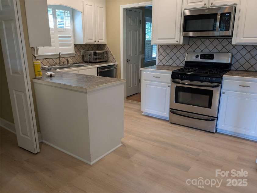 402 Scotland Drive, Kings Mountain, NC 28086.  MLS# CAR4273968, YatesRealty ID 27739. New kitchen flooring