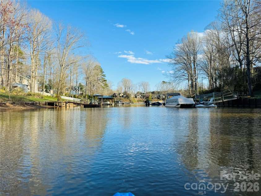 6923 Wateredge Drive, Sherrills Ford, NC 28673.  MLS# CAR4316693, YatesRealty ID 2774. Beautiful quiet cove