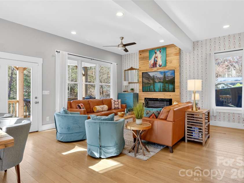 6923 Wateredge Drive, Sherrills Ford, NC 28673.  MLS# CAR4316693, YatesRealty ID 2774. Lots of natural light