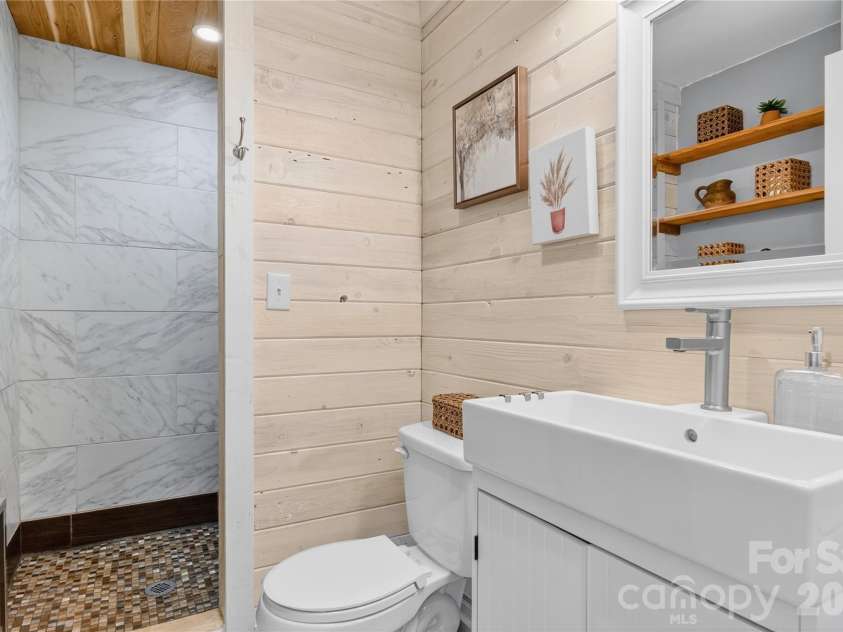 6923 Wateredge Drive, Sherrills Ford, NC 28673.  MLS# CAR4316693, YatesRealty ID 2774. Lower Level Full Bathroom