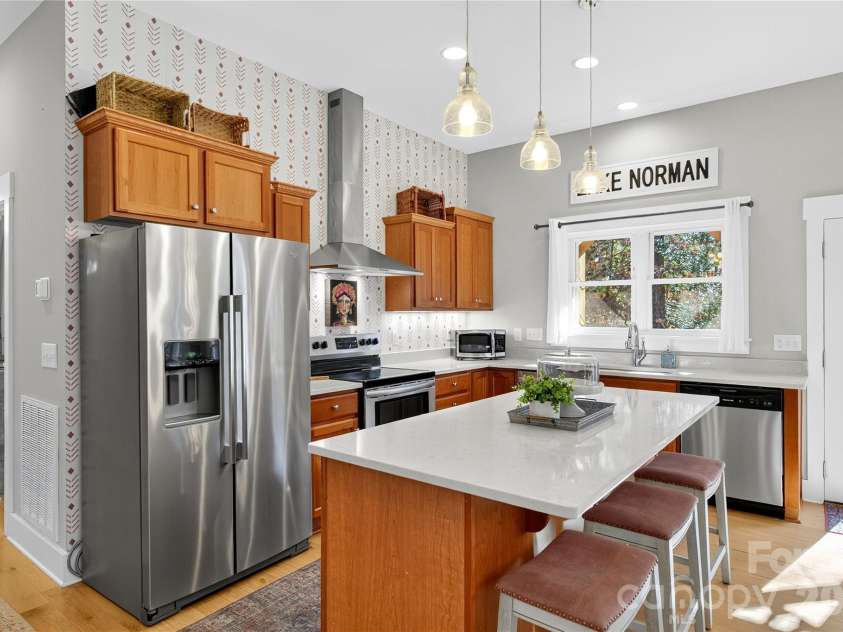 6923 Wateredge Drive, Sherrills Ford, NC 28673.  MLS# CAR4316693, YatesRealty ID 2774. Quartz countertops